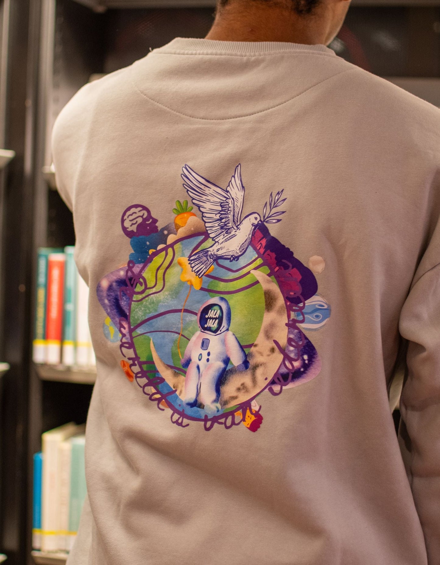 Sweater "De Wereld is van Iedereen 2.0" – Draag de boodschap. - JalaJala Artshop